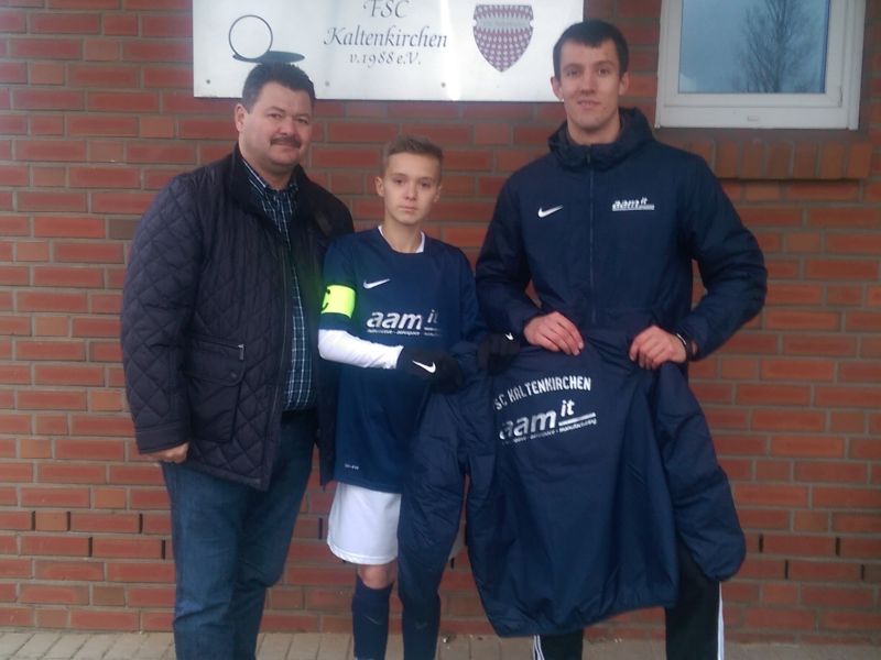 Die Spieler der C-Jugend vom FSC Kaltenkirchen freuen sich über neue Stadionjacken